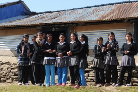 childaid-network-wiederaufbau-nepal-schuelerinnen