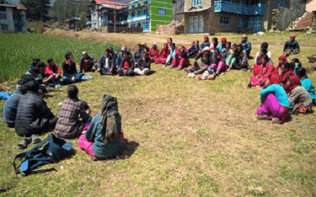 Gesprächsrunde mit Lehrern und Eltern in Dokharpa Schule in Shivalaya