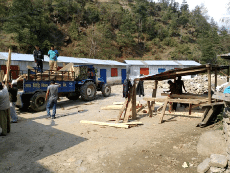 Anlieferung von Baumaterial an der Schule in Shivalaya