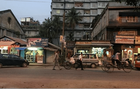 Abends vor der Tür unserer Unterkunft in Guwahati