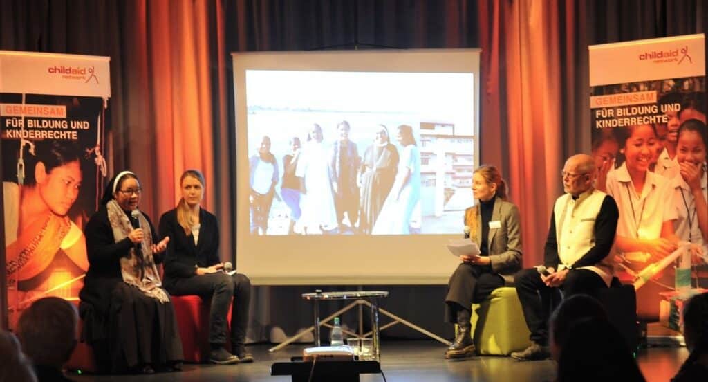 Svenja Sender und FRanziska Thaller im Gespräch mit Schwester Therese und Dr. Theo Ebbers